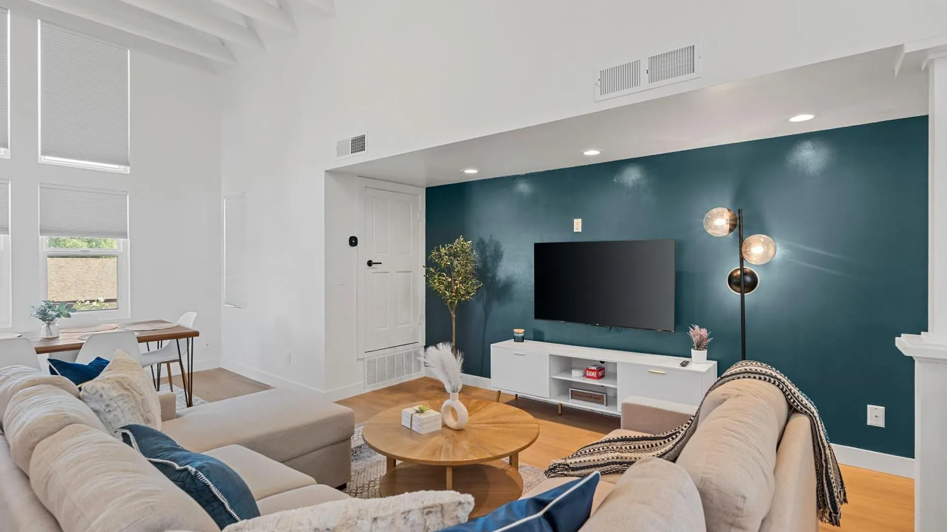 Luxurious Uptown Home - Mountain Views, Pool Table, Workspace, Parking! Phoenix 0*,